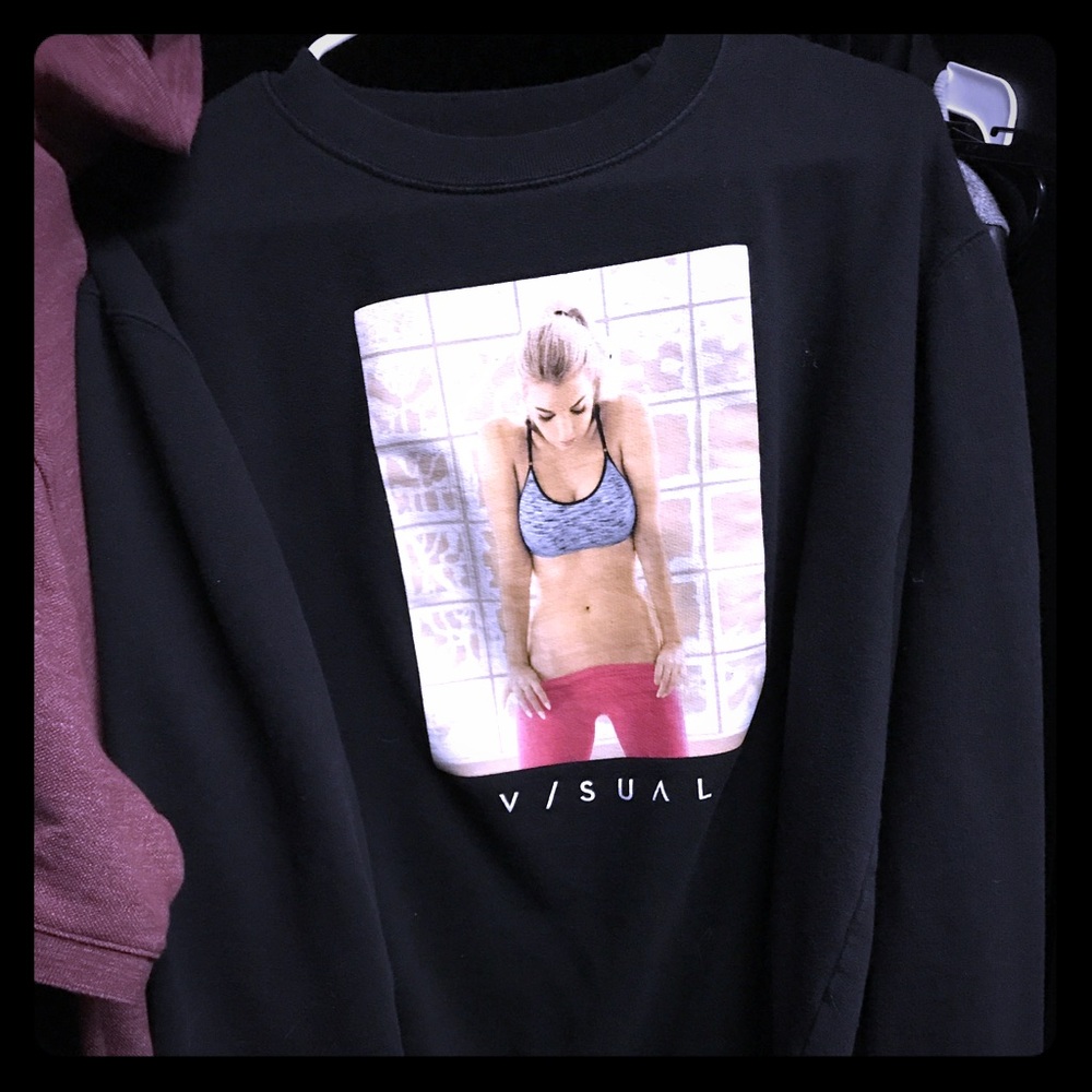 Visual crew neck